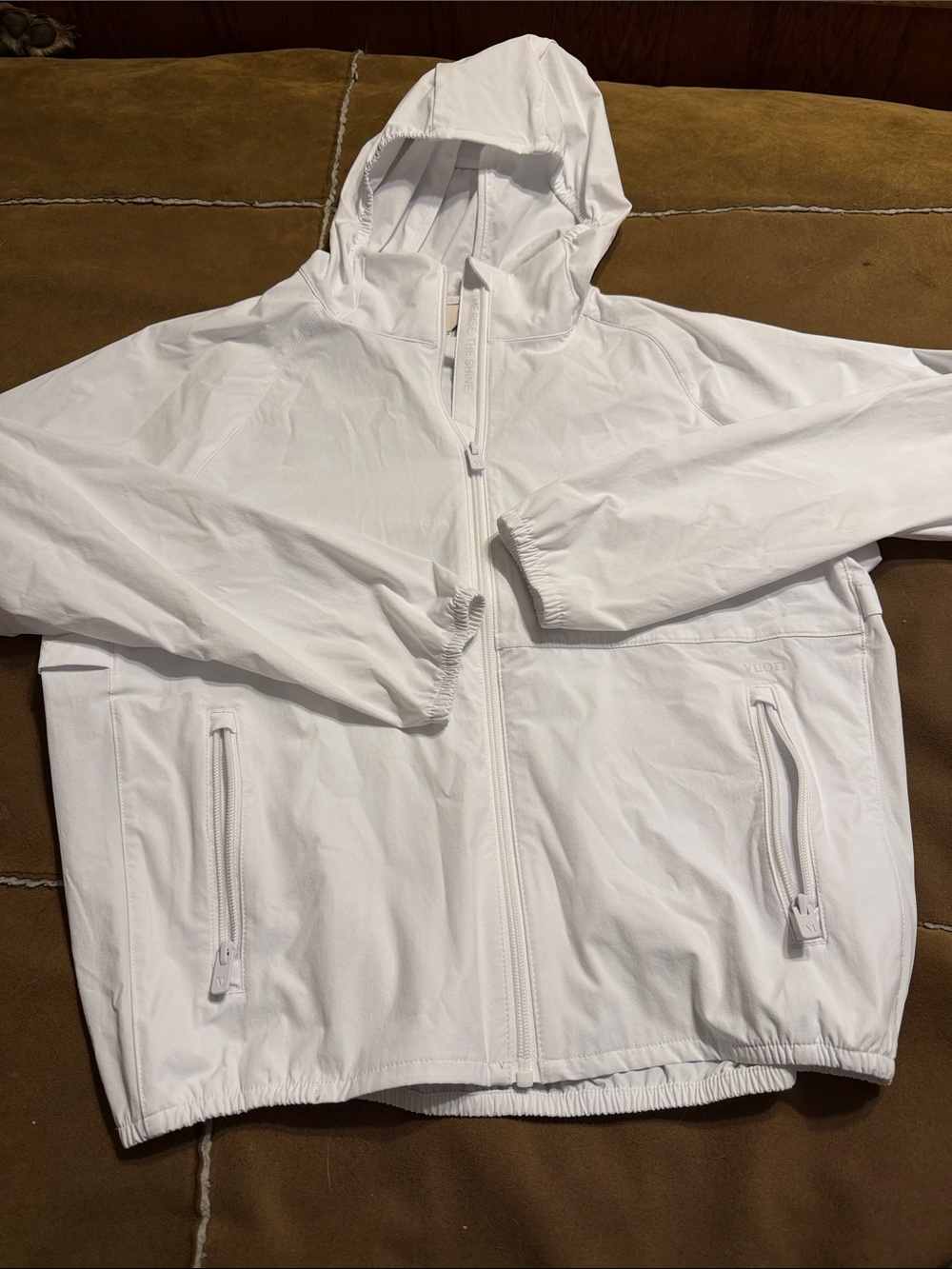 Vuori white Women’s Renew Trainer Shell size xs